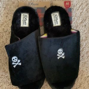 NEW Dearfoams Slipper Black Plush Slide Embroidered Jolly Roger Women's Size 7-8